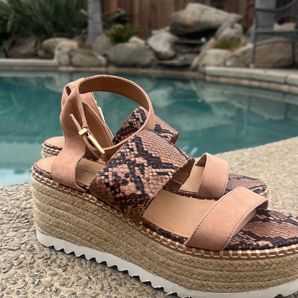 Cute Platform Snakeskin Sandals with Ajdustable Strap Size 8-8.5